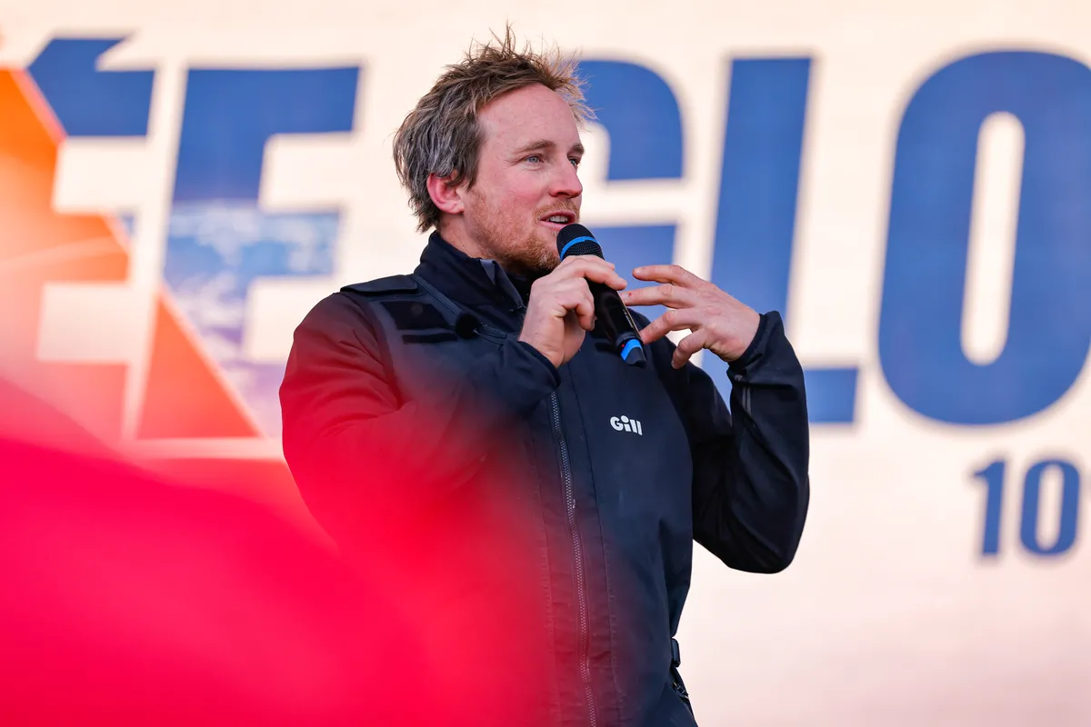 LES SABLES D'OLONNE, FRANCE - 04 FEVRIER 2025 : Le skipper de MS Amlin, Conrad Colman (NZL), est photographié dans le chenal après avoir pris la 21e place du Vendée Globe, le 04 février 2025 aux Sables d'Olonne, France - (Photo by Anne Beauge / Alea)