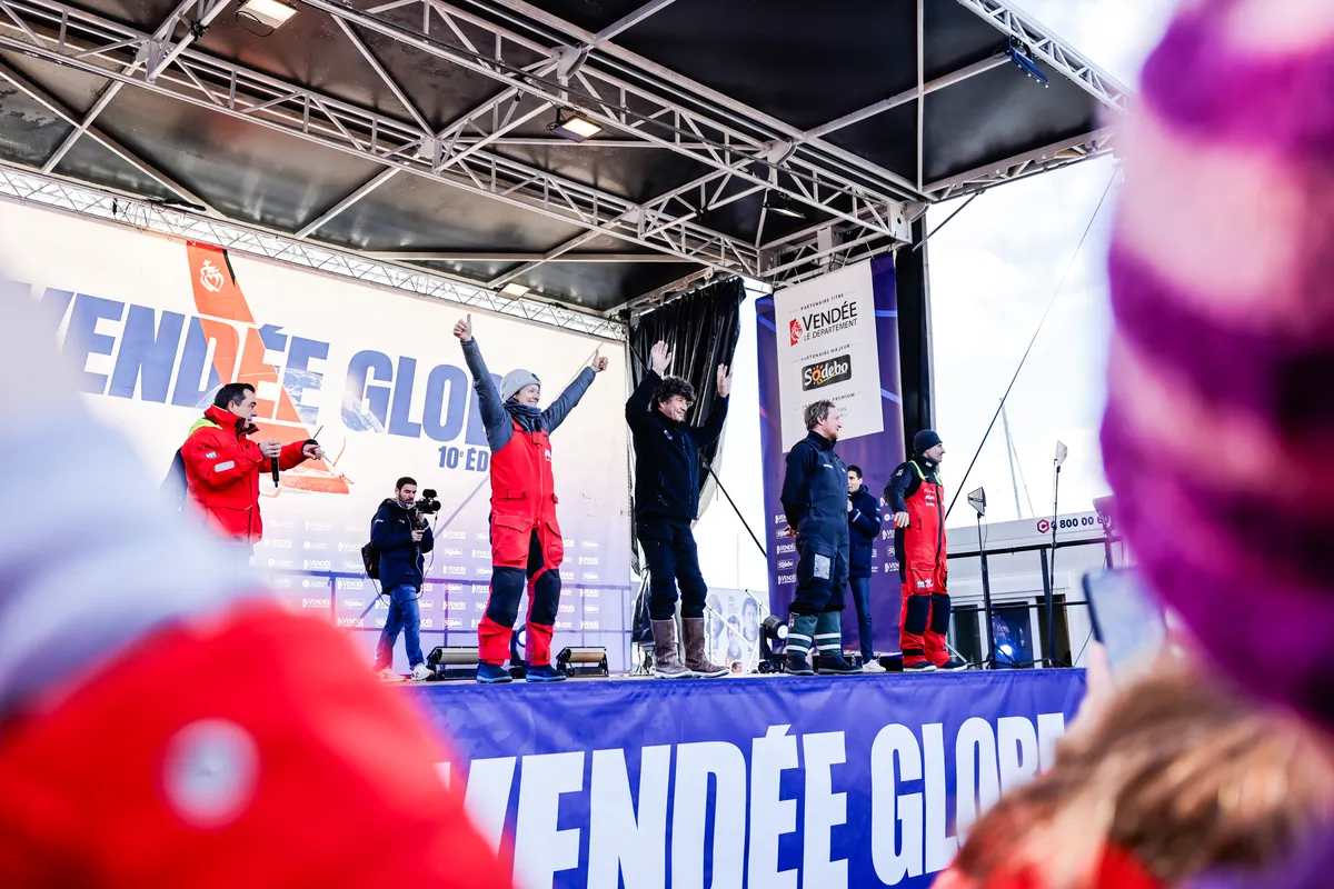LES SABLES D'OLONNE, FRANCE - 04 FÉVRIER 2025 : Isabelle Joschke (GER-FRA), skipper de MACSF, Jean le Cam (FRA), skipper d'Armor Lux, Conrad Colman (NZL), skipper de MS Amlin et Giancarlo Pedote (ITA), skipper de Prysmian, sont photographiés sur scène après avoir pris les 19ème, 20ème, 21ème et 22ème places du Vendée Globe, le 04 février 2025 aux Sables d'Olonne, France - (Photo by Anne Beauge / Alea)