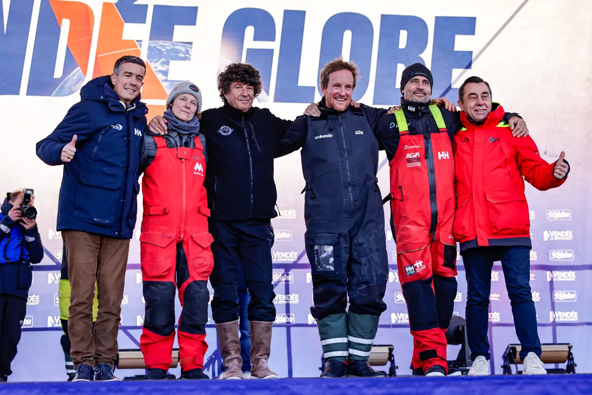 LES SABLES D'OLONNE, FRANCE - 04 FÉVRIER 2025 : Isabelle Joschke (GER-FRA), skipper de MACSF, Jean le Cam (FRA), skipper d'Armor Lux, Conrad Colman (NZL), skipper de MS Amlin et Giancarlo Pedote (ITA), skipper de Prysmian, sont photographiés sur scène après avoir pris les 19ème, 20ème, 21ème et 22ème places du Vendée Globe, le 04 février 2025 aux Sables d'Olonne, France - (Photo by Anne Beauge / Alea)