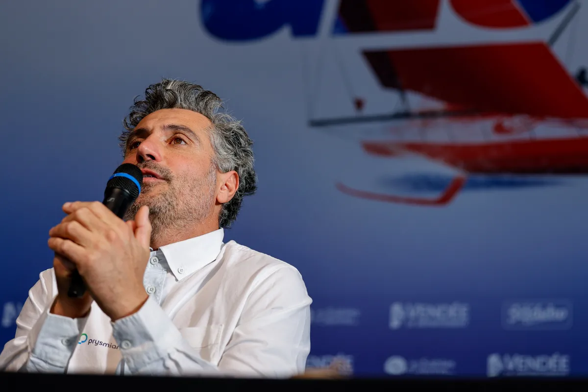 LES SABLES D'OLONNE, FRANCE - 04 FEVRIER 2025 : Le skipper de Prysmian Giancarlo Pedote (ITA) est photographié sur scène après avoir pris la 22e place du Vendée Globe, le 04 février 2025 aux Sables d'Olonne, France - (Photo by Anne Beauge / Alea)