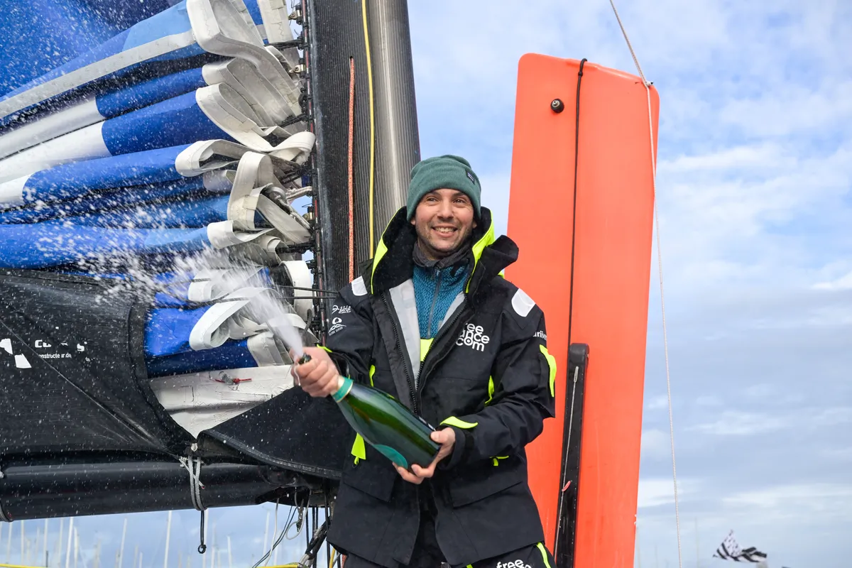 LES SABLES D'OLONNE, FRANCE - 08 FEVRIER 2025 : Le skipper de Freelance.com Guirec Soudée (FRA) fête le champagne au ponton après avoir pris la 23ème place du Vendée Globe, le 08 février 2025 aux Sables d'Olonne, France - (Photo by Olivier Blanchet / Alea)