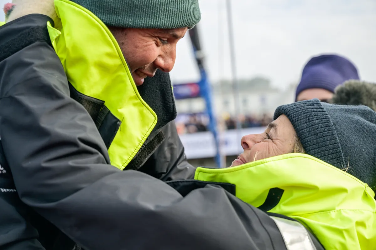 LES SABLES D'OLONNE, FRANCE - 08 FEVRIER 2025 : Le skipper de Freelance.com Guirec Soudée (FRA) est félicité par ses amis et partenaires après avoir pris la 23ème place du Vendée Globe, le 08 février 2025 aux Sables d'Olonne, France - (Photo by Olivier Blanchet / Alea)