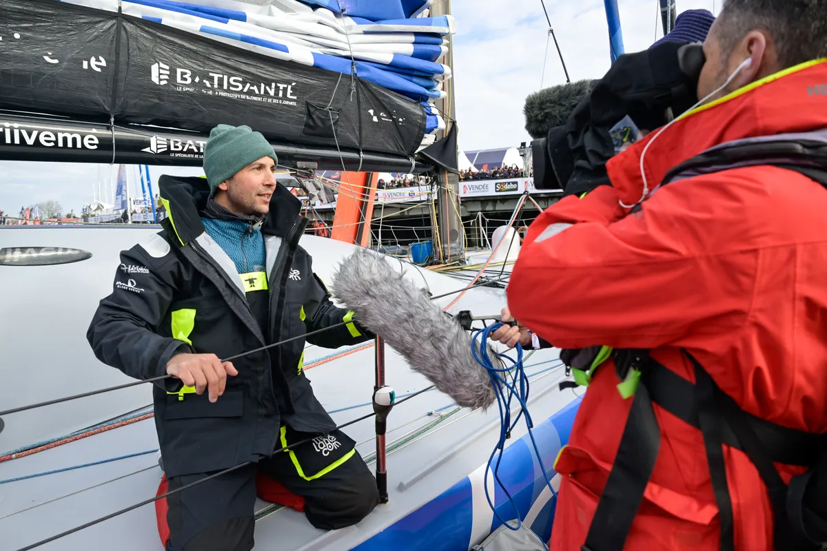 LES SABLES D'OLONNE, FRANCE - 08 FEVRIER 2025 : Le skipper de Freelance.com Guirec Soudée (FRA) est interviewé par les médias après avoir pris la 23ème place du Vendée Globe, le 08 février 2025 aux Sables d'Olonne, France - (Photo by Olivier Blanchet / Alea)