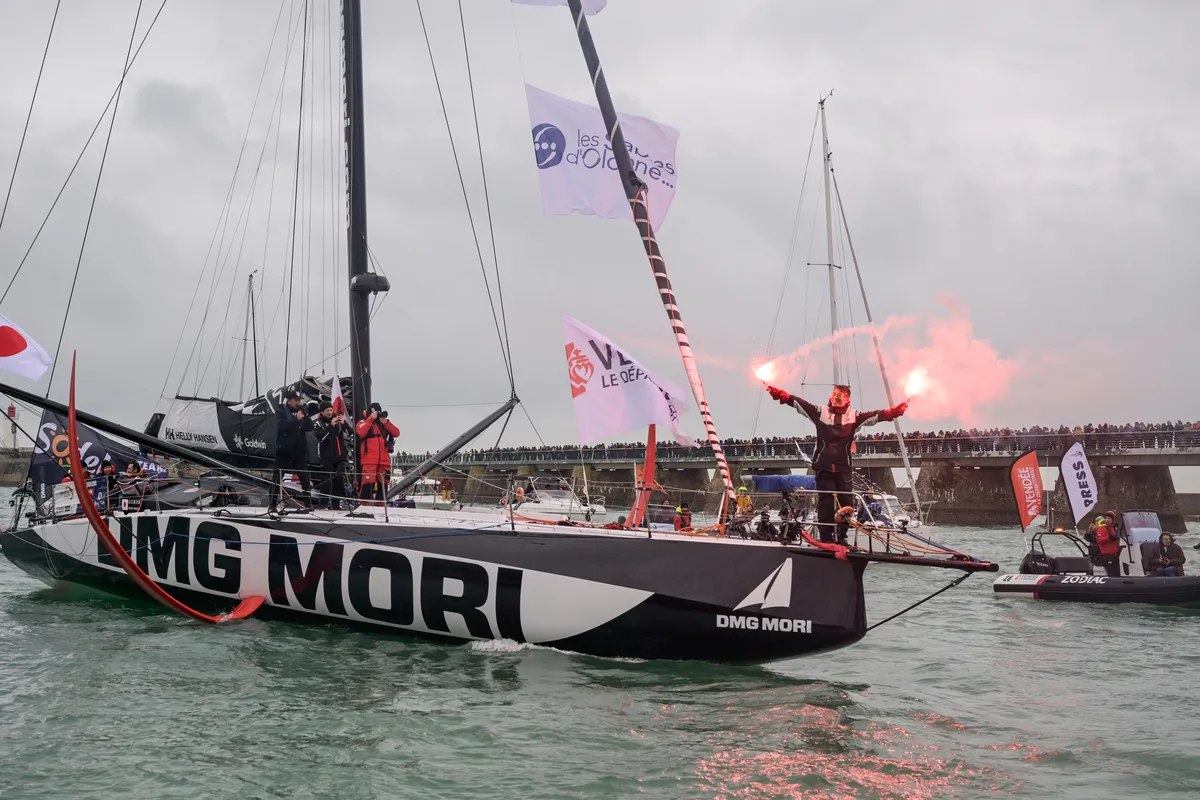 LES SABLES D'OLONNE, FRANCE - 09 FEVRIER 2025 : Le skipper de DMG MORI Global One, Kojiro Shiraishi (JAP), fête avec des fusées éclairantes sa 24ème place dans le Vendée Globe, le 09 février 2025 aux Sables d'Olonne, France - (Photo by Olivier Blanchet / Alea)