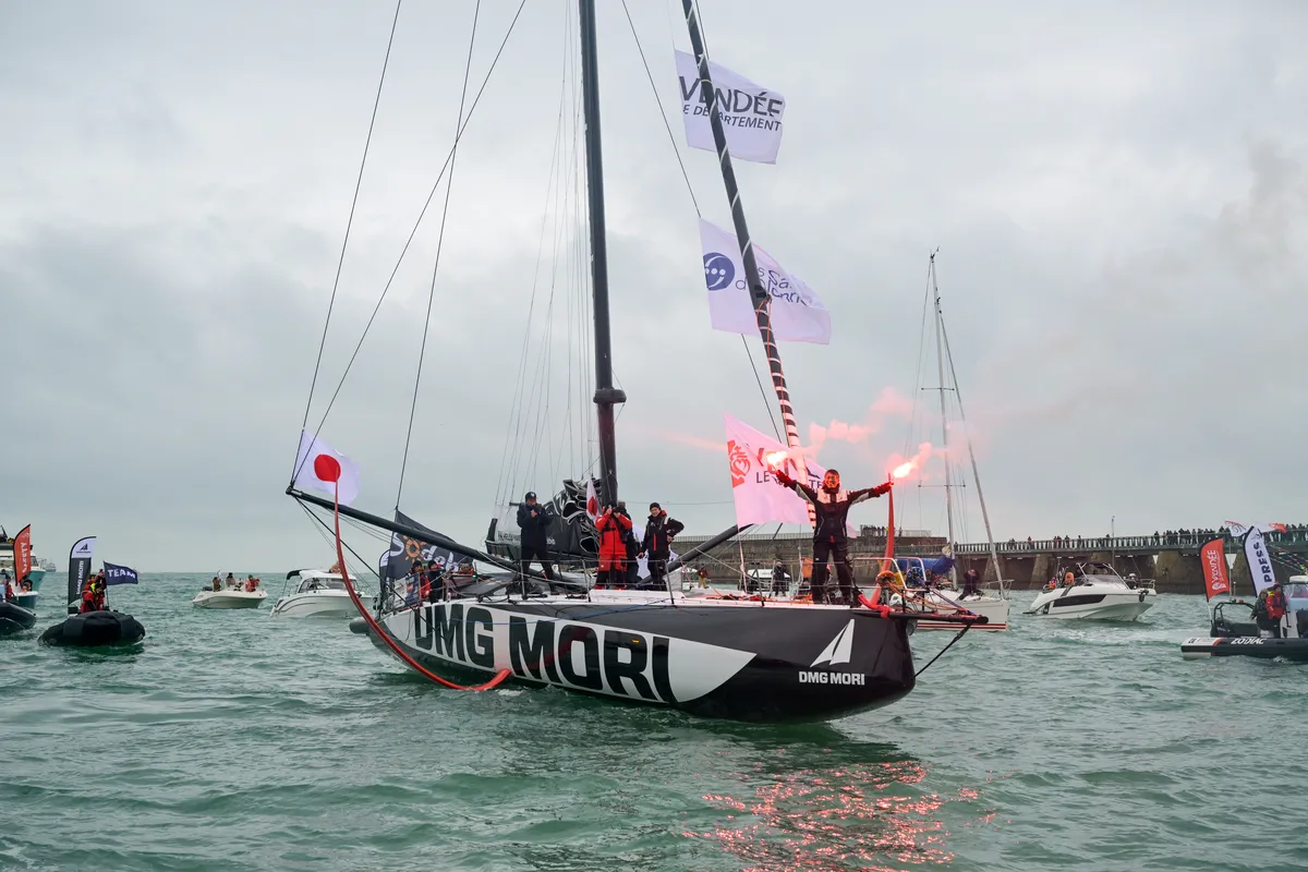 LES SABLES D'OLONNE, FRANCE - 09 FEVRIER 2025 : Le skipper de DMG MORI Global One, Kojiro Shiraishi (JAP), fête avec des fusées éclairantes sa 24ème place dans le Vendée Globe, le 09 février 2025 aux Sables d'Olonne, France - (Photo by Olivier Blanchet / Alea)