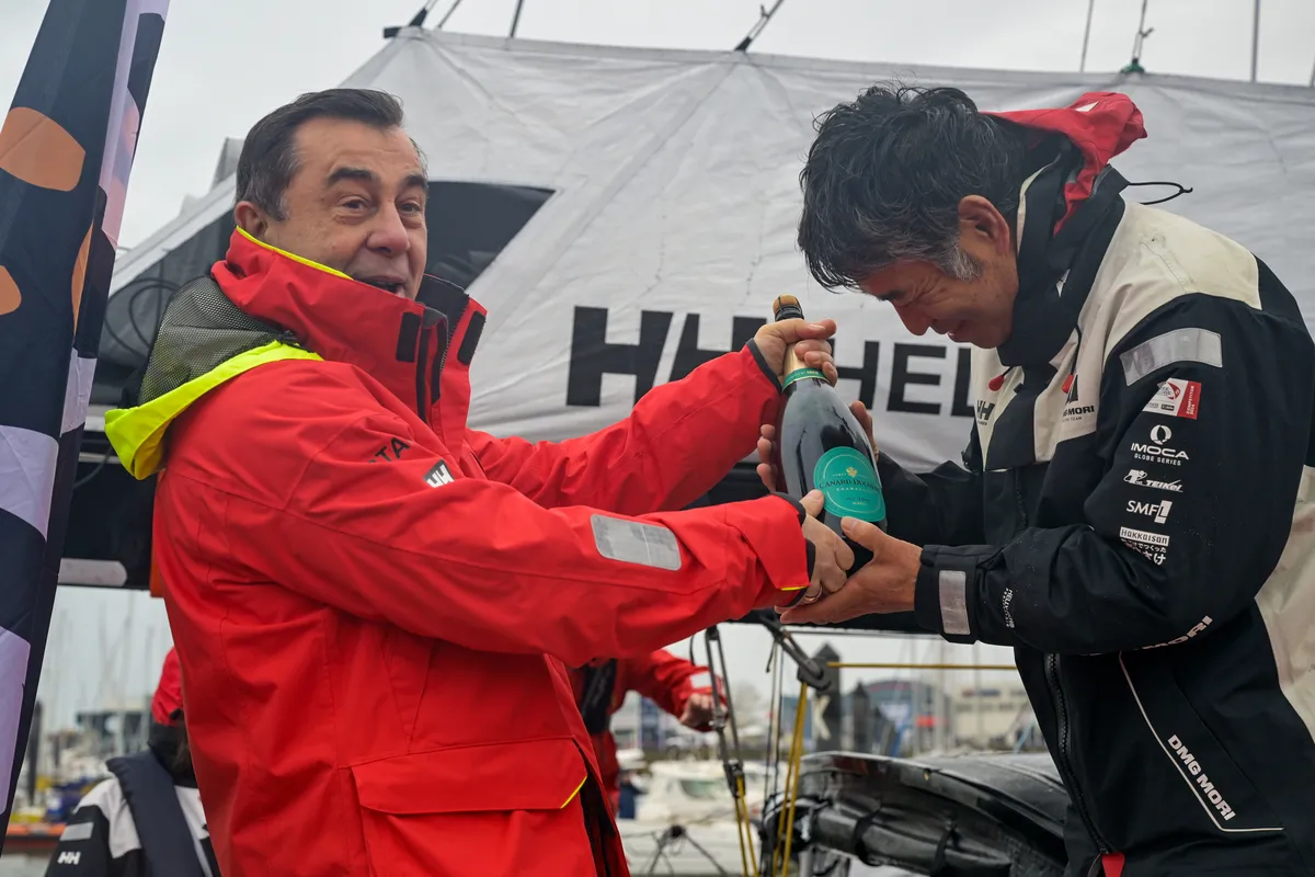 LES SABLES D'OLONNE, FRANCE - 09 FEVRIER 2025 : Le skipper de DMG MORI Global One, Kojiro Shiraishi (JAP), est félicité par Alain Leboeuf (Président SAEM Vendée) après avoir pris la 24ème place du Vendée Globe, le 09 février 2025 aux Sables d'Olonne, France - (Photo by Olivier Blanchet / Alea)