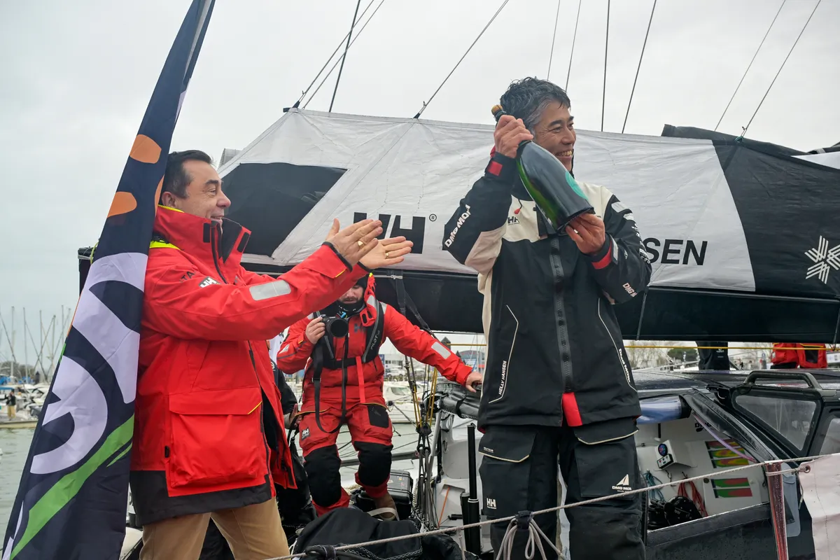 LES SABLES D'OLONNE, FRANCE - 09 FEVRIER 2025 : Le skipper de DMG MORI Global One, Kojiro Shiraishi (JAP), est félicité par Alain Leboeuf (Président SAEM Vendée) après avoir pris la 24ème place du Vendée Globe, le 09 février 2025 aux Sables d'Olonne, France - (Photo by Olivier Blanchet / Alea)