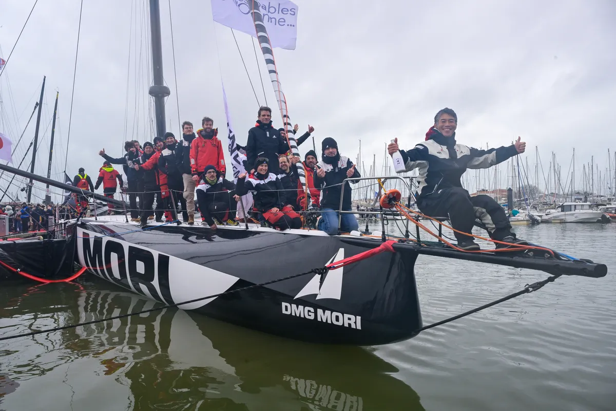 LES SABLES D'OLONNE, FRANCE - 09 FEVRIER 2025 : Le skipper de DMG MORI Global One, Kojiro Shiraishi (JAP), est photographié avec son équipe et ses partenaires après avoir pris la 24e place du Vendée Globe, le 09 février 2025 aux Sables d'Olonne, France - (Photo by Olivier Blanchet / Alea)