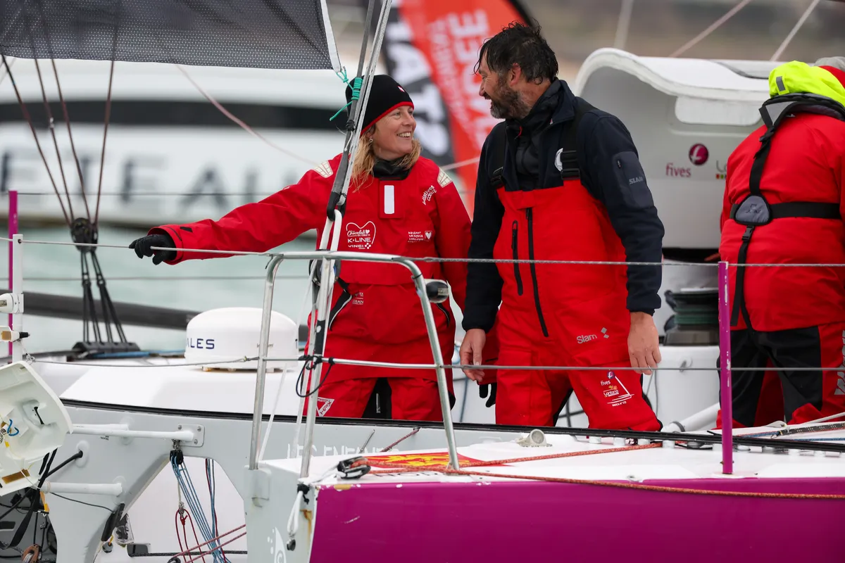 LES SABLES D'OLONNE, FRANCE - 09 FEVRIER 2025 : Le skipper de Fives Group - Lantana Environnement Louis Duc (FRA) est photographié avec le skipper Sam Davies après avoir pris la 26ème place du Vendée Globe, le 09 février 2025 aux Sables d'Olonne, France - (Photo by Jean-Marie Liot / Alea)