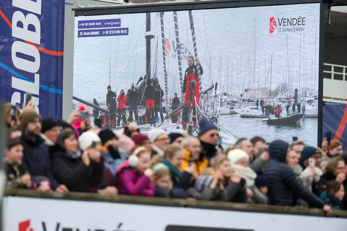 LES SABLES D'OLONNE, FRANCE - 09 FEVRIER 2025 : Violette Dorange (FRA), skipper de DeVenir, est photographiée à l'écran après avoir pris la 25ème place du Vendée Globe, le 09 février 2025 aux Sables d'Olonne, France - (Photo by Jean-Marie Liot / Alea)