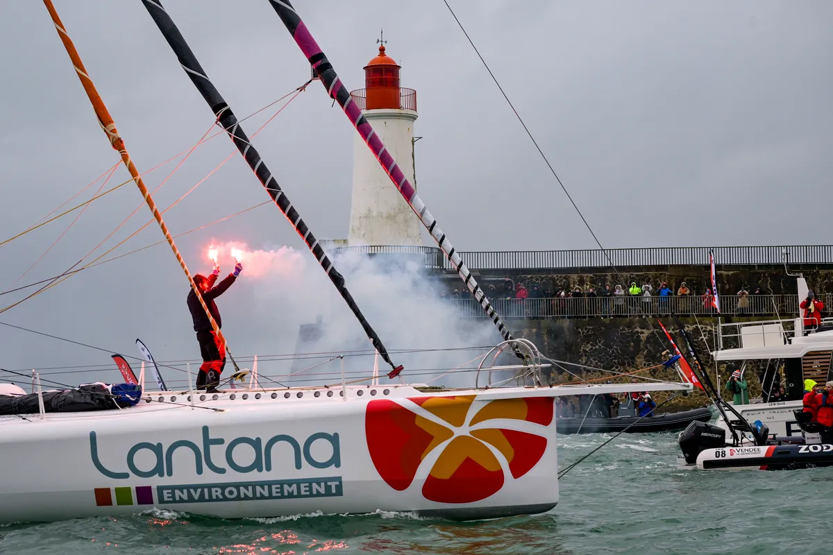 LES SABLES D'OLONNE, FRANCE - 09 FEVRIER 2025 : Le skipper de Fives Group - Lantana Environnement Louis Duc (FRA) est photographié dans le chenal après avoir pris la 26ème place du Vendée Globe, le 09 février 2025 aux Sables d'Olonne, France - (Photo by Olivier Blanchet / Alea)