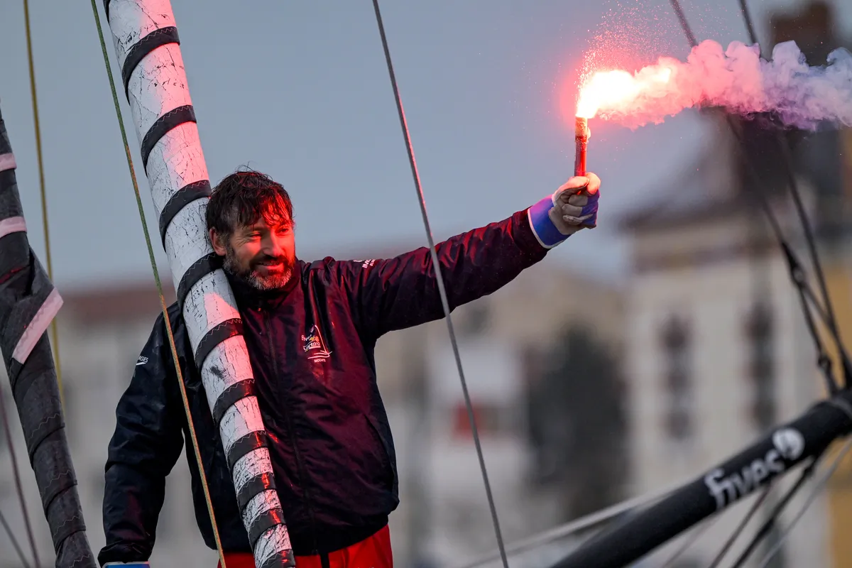 LES SABLES D'OLONNE, FRANCE - 09 FEVRIER 2025 : Le skipper de Fives Group - Lantana Environnement Louis Duc (FRA) est photographié dans le chenal après avoir pris la 26ème place du Vendée Globe, le 09 février 2025 aux Sables d'Olonne, France - (Photo by Olivier Blanchet / Alea)