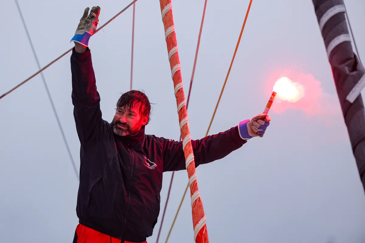 LES SABLES D'OLONNE, FRANCE - 09 FEVRIER 2025 : Le skipper de Fives Group - Lantana Environnement Louis Duc (FRA) est photographié dans le chenal après avoir pris la 26ème place du Vendée Globe, le 09 février 2025 aux Sables d'Olonne, France - (Photo by Jean-Marie Liot / Alea)