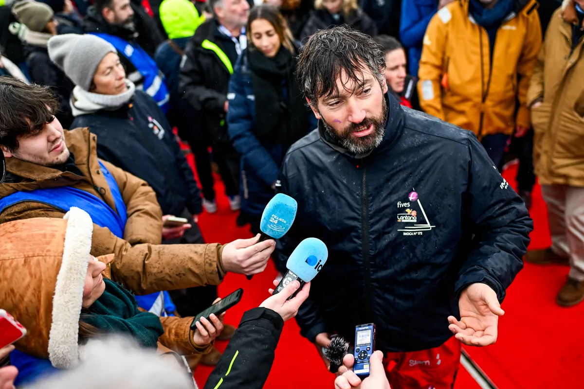 LES SABLES D'OLONNE, FRANCE - 09 FEVRIER 2025 : Le skipper de Fives Group - Lantana Environnement Louis Duc (FRA) est photographié dans le chenal après avoir pris la 26ème place du Vendée Globe, le 09 février 2025 aux Sables d'Olonne, France - (Photo by Jean-Louis Carli / Alea)