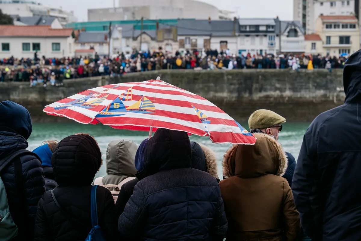 LES SABLES D'OLONNE, FRANCE - 09 FEVRIER 2025 : Les fans encouragent le skipper de DMG MORI Global One, Kojiro Shiraishi (JAP), et la skipper de DeVenir, Violette Dorange (FRA), qui ont pris les 24e et 25e places du Vendée Globe, le 9 février 2025 aux Sables d'Olonne, France - (Photo by Jean-Louis Carli / Alea)