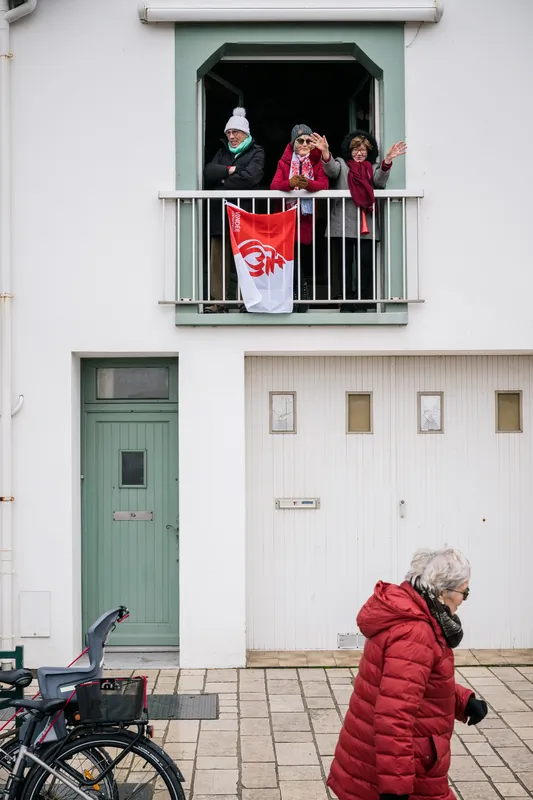 LES SABLES D'OLONNE, FRANCE - 09 FEVRIER 2025 : Les fans encouragent le skipper de DMG MORI Global One, Kojiro Shiraishi (JAP), et la skipper de DeVenir, Violette Dorange (FRA), qui ont pris les 24e et 25e places du Vendée Globe, le 9 février 2025 aux Sables d'Olonne, France - (Photo by Jean-Louis Carli / Alea)