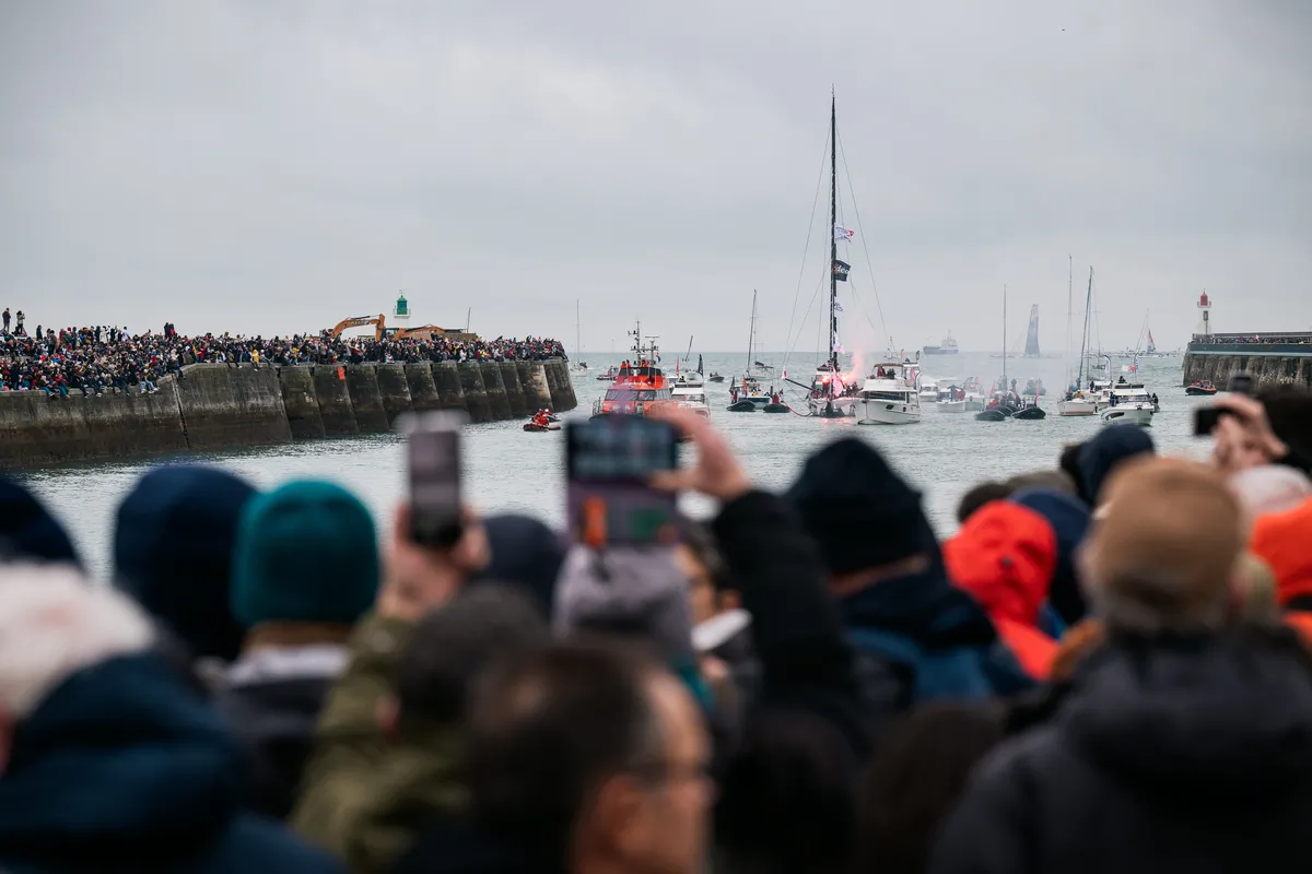 LES SABLES D'OLONNE, FRANCE - 09 FEVRIER 2025 : Les fans encouragent le skipper de DMG MORI Global One, Kojiro Shiraishi (JAP), et la skipper de DeVenir, Violette Dorange (FRA), qui ont pris les 24e et 25e places du Vendée Globe, le 9 février 2025 aux Sables d'Olonne, France - (Photo by Jean-Louis Carli / Alea)