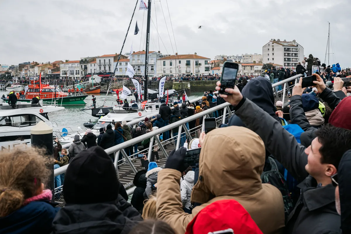 LES SABLES D'OLONNE, FRANCE - 09 FEVRIER 2025 : Les fans encouragent le skipper de DMG MORI Global One, Kojiro Shiraishi (JAP), et la skipper de DeVenir, Violette Dorange (FRA), qui ont pris les 24e et 25e places du Vendée Globe, le 9 février 2025 aux Sables d'Olonne, France - (Photo by Jean-Louis Carli / Alea)