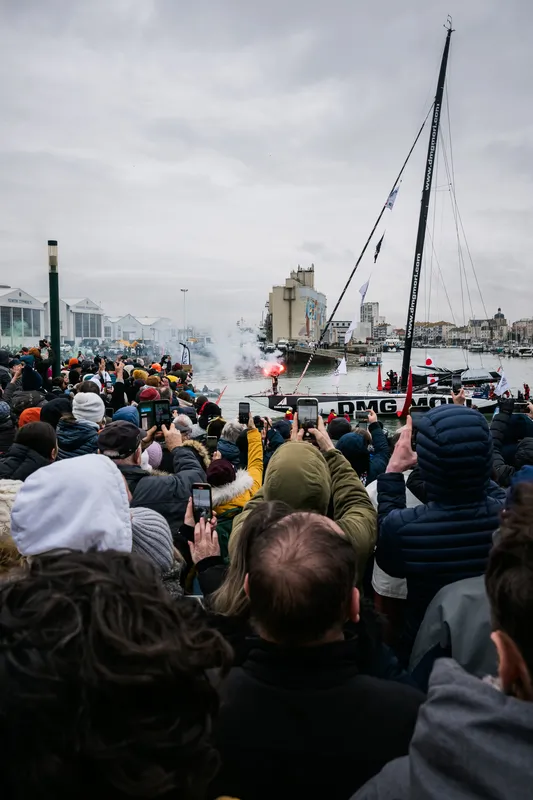 LES SABLES D'OLONNE, FRANCE - 09 FEVRIER 2025 : Les fans encouragent le skipper de DMG MORI Global One, Kojiro Shiraishi (JAP), et la skipper de DeVenir, Violette Dorange (FRA), qui ont pris les 24e et 25e places du Vendée Globe, le 9 février 2025 aux Sables d'Olonne, France - (Photo by Jean-Louis Carli / Alea)