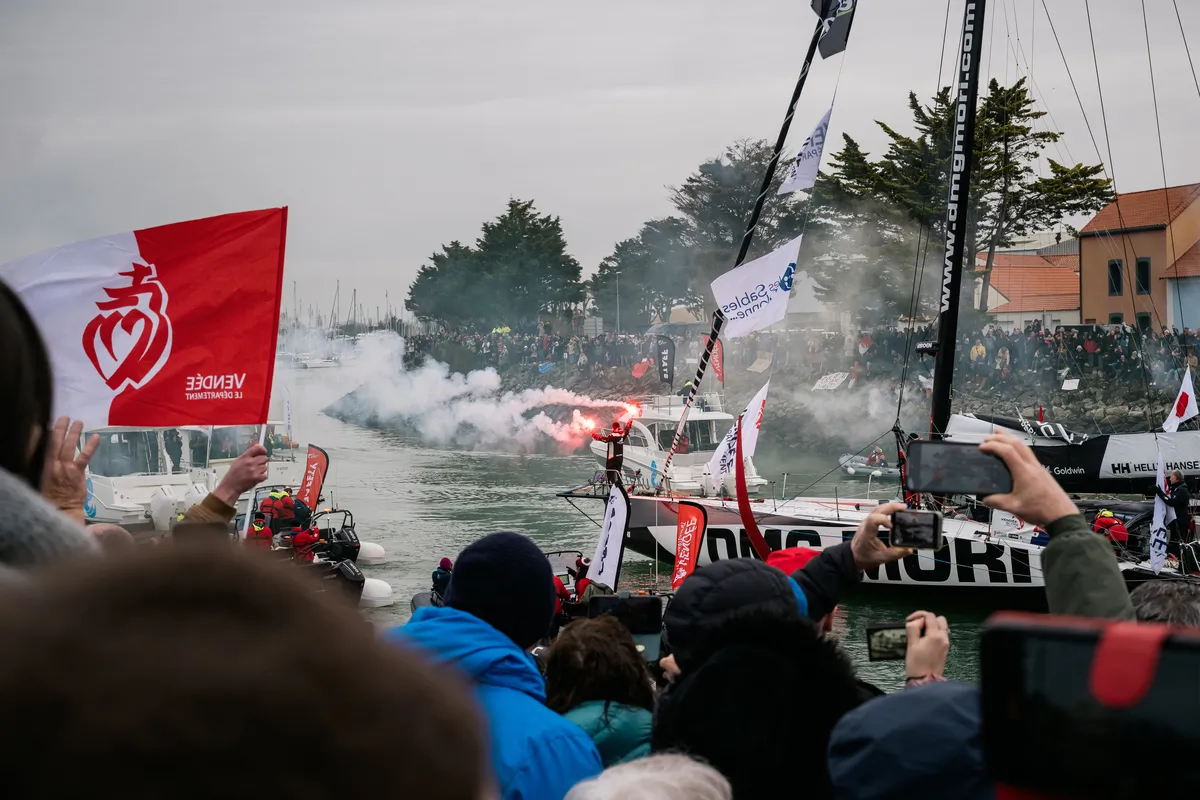 LES SABLES D'OLONNE, FRANCE - 09 FEVRIER 2025 : Les fans encouragent le skipper de DMG MORI Global One, Kojiro Shiraishi (JAP), et la skipper de DeVenir, Violette Dorange (FRA), qui ont pris les 24e et 25e places du Vendée Globe, le 9 février 2025 aux Sables d'Olonne, France - (Photo by Jean-Louis Carli / Alea)