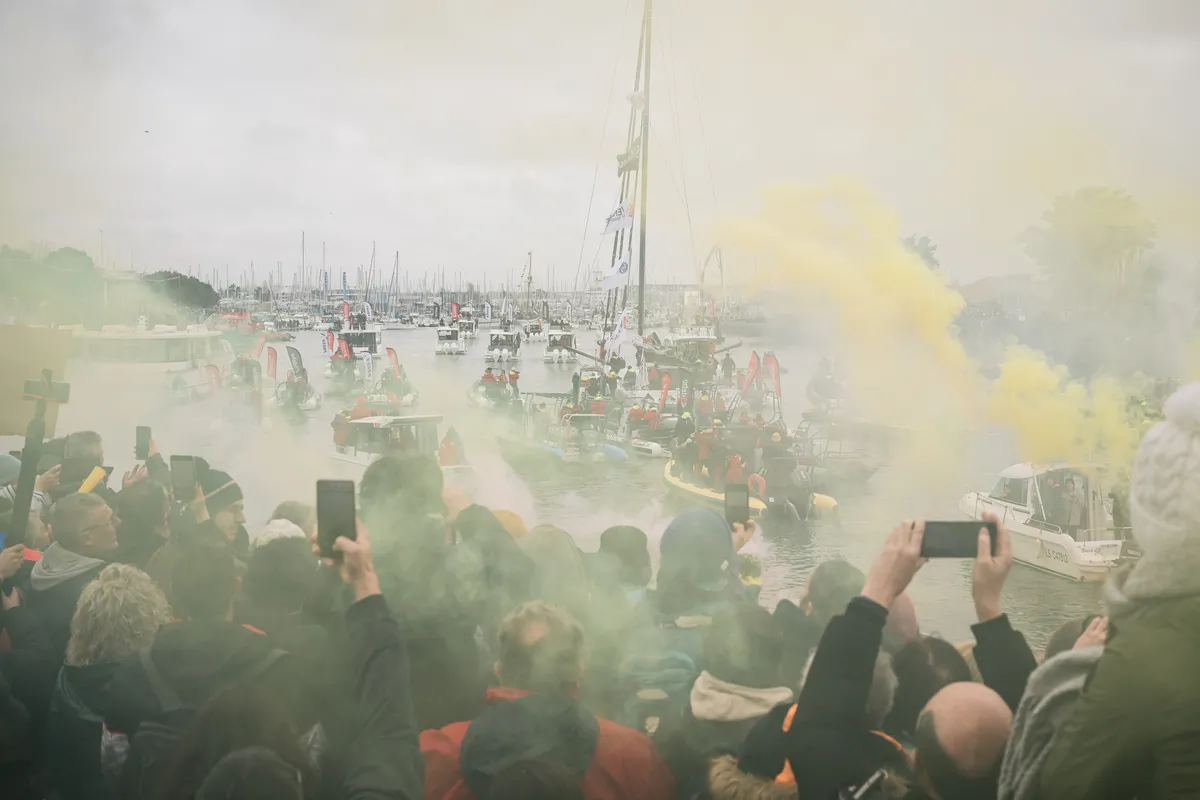 LES SABLES D'OLONNE, FRANCE - 09 FEVRIER 2025 : Les fans encouragent le skipper de DMG MORI Global One, Kojiro Shiraishi (JAP), et la skipper de DeVenir, Violette Dorange (FRA), qui ont pris les 24e et 25e places du Vendée Globe, le 9 février 2025 aux Sables d'Olonne, France - (Photo by Jean-Louis Carli / Alea)