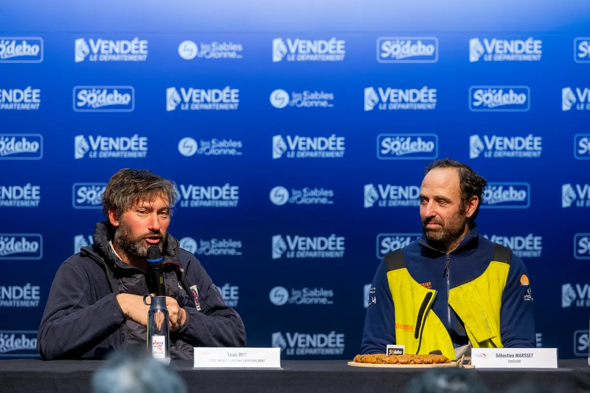 LES SABLES D'OLONNE, FRANCE - 09 FEVRIER 2025 : Louis Duc (FRA), skipper de Fives Group - Lantana Environnement, et Sébastien Marsset (FRA), skipper de FOUSSIER, sont photographiés lors de leur conférence de presse après avoir pris les 26ème et 27ème places du Vendée Globe, le 09 février 2025 aux Sables d'Olonne, France - (Photo by Jean-Marie LIOT / Alea)