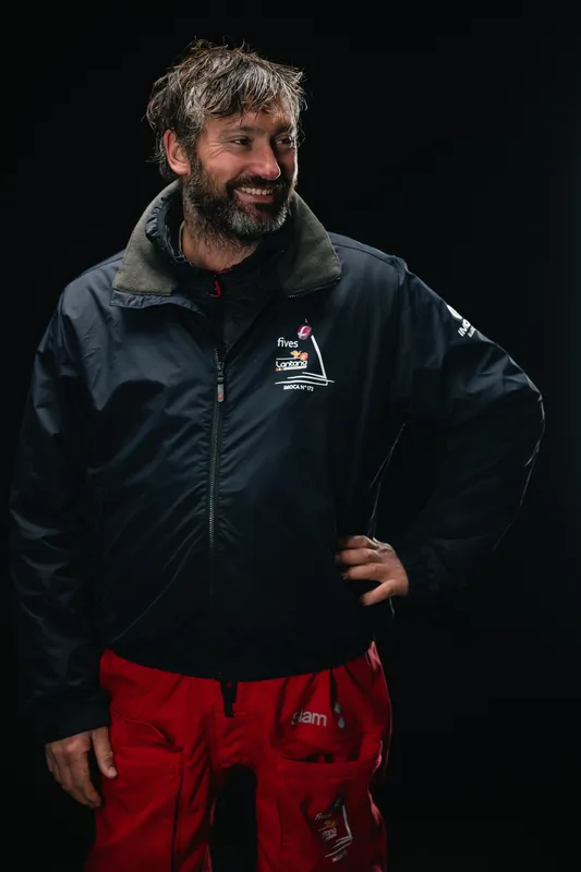 LES SABLES D'OLONNE, FRANCE - 09 FEVRIER 2025 : Le skipper de Fives Group - Lantana Environnement Louis Duc (FRA) est photographié en studio après avoir pris la 26ème place du Vendée Globe, le 09 février 2025 aux Sables d'Olonne, France - (Photo by Jean-Louis Carli / Alea)