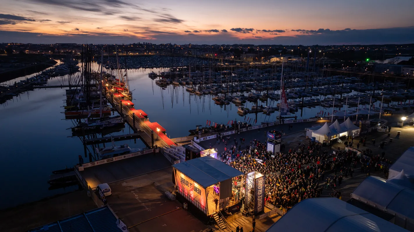 LES SABLES D'OLONNE, FRANCE - 10 FEVRIER 2025 : Le Club des Skippers Finishers composé du skipper de DMG MORI Global One Kojiro Shiraishi (JAP), de la skipper de DeVenir Violette Dorange (FRA), du skipper de Fives Group - Lantana Environnement Louis Duc (FRA) et du skipper de FOUSSIER Sébastien Marsset (FRA) est photographié dans le village d'arrivée du Vendée Globe, le 10 février 2025 aux Sables d'Olonne, France - (Photo by Fred Olivier / Nefsea / Alea)
