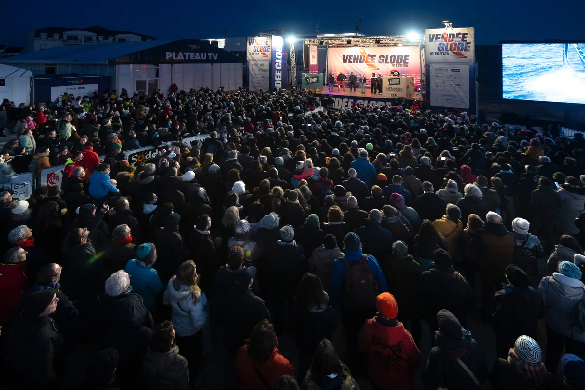 LES SABLES D'OLONNE, FRANCE - 10 FEVRIER 2025 : Le Club des Skippers Finishers composé du skipper de DMG MORI Global One Kojiro Shiraishi (JAP), de la skipper de DeVenir Violette Dorange (FRA), du skipper de Fives Group - Lantana Environnement Louis Duc (FRA) et du skipper de FOUSSIER Sébastien Marsset (FRA) est photographié dans le village d'arrivée du Vendée Globe, le 10 février 2025 aux Sables d'Olonne, France - (Photo by Vincent Curutchet / Alea)