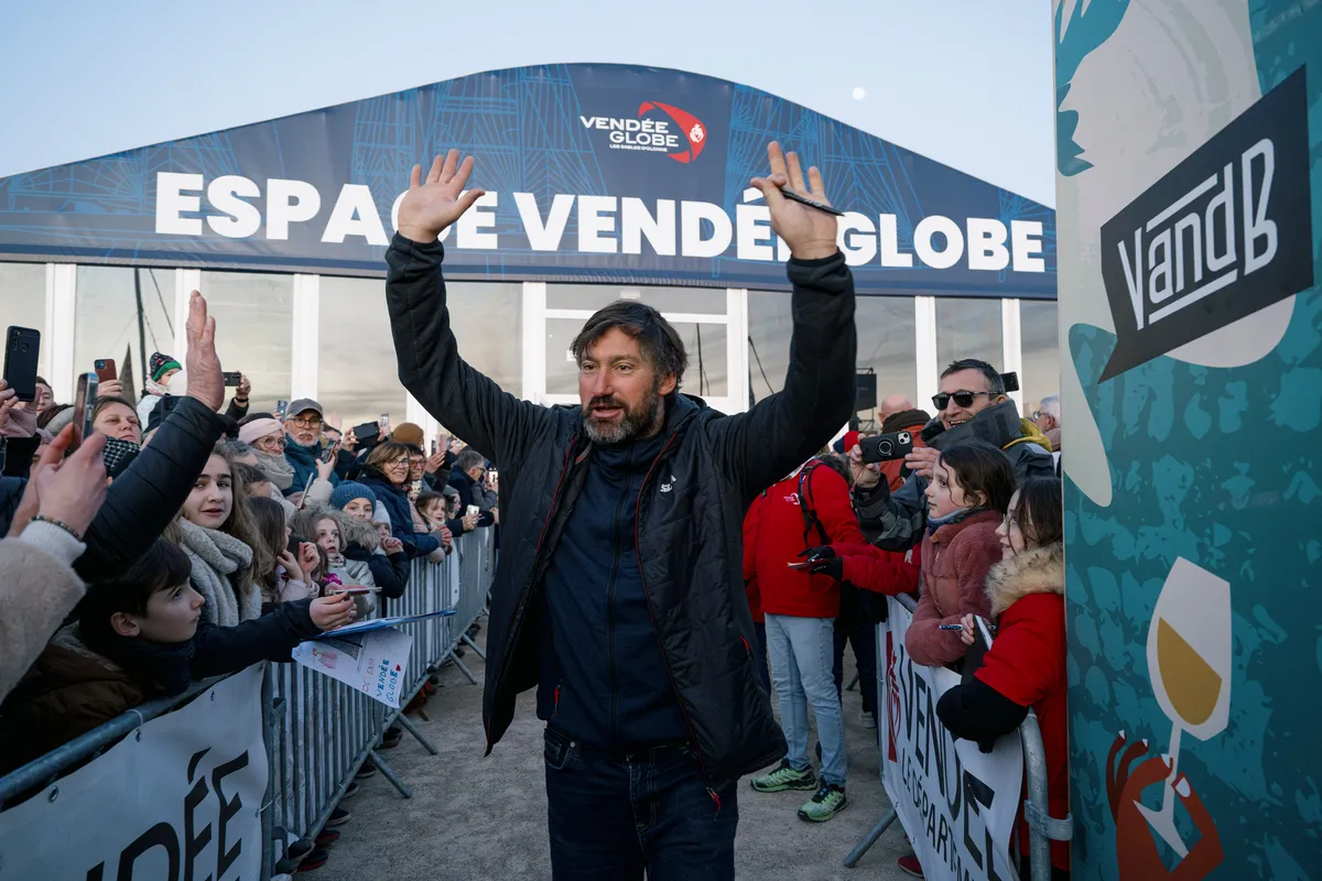 LES SABLES D'OLONNE, FRANCE - 10 FEVRIER 2025 : Le Club des Skippers Finishers composé du skipper de DMG MORI Global One Kojiro Shiraishi (JAP), de la skipper de DeVenir Violette Dorange (FRA), du skipper de Fives Group - Lantana Environnement Louis Duc (FRA) et du skipper de FOUSSIER Sébastien Marsset (FRA) est photographié dans le village d'arrivée du Vendée Globe, le 10 février 2025 aux Sables d'Olonne, France - (Photo by Vincent Curutchet / Alea)