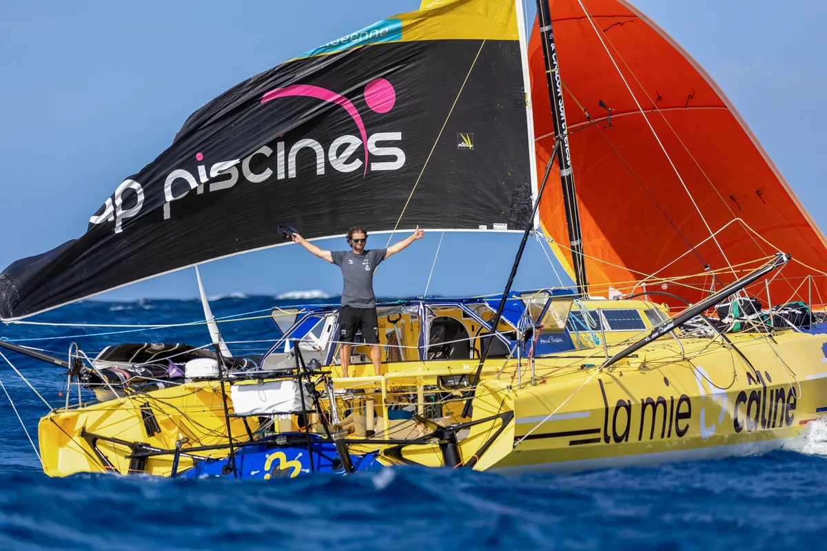 LE MARIN, MARTINIQUE - 12 FEVRIER 2025 : Arnaud Boissières (FRA), skipper de La Mie Caline, arrive au Marin, Martinique, sous gréement de fortune après un démâtage lors du Vendée Globe, le 12 février 2025 aux Sables d'Olonne, France - (Photo Marc Marsillon / Vendée Globe)