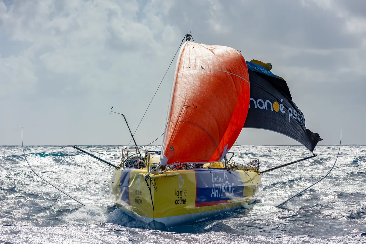 LE MARIN, MARTINIQUE - 12 FEVRIER 2025 : Arnaud Boissières (FRA), skipper de La Mie Caline, arrive au Marin, Martinique, sous gréement de fortune après un démâtage lors du Vendée Globe, le 12 février 2025 aux Sables d'Olonne, France - (Photo Marc Marsillon / Vendée Globe)