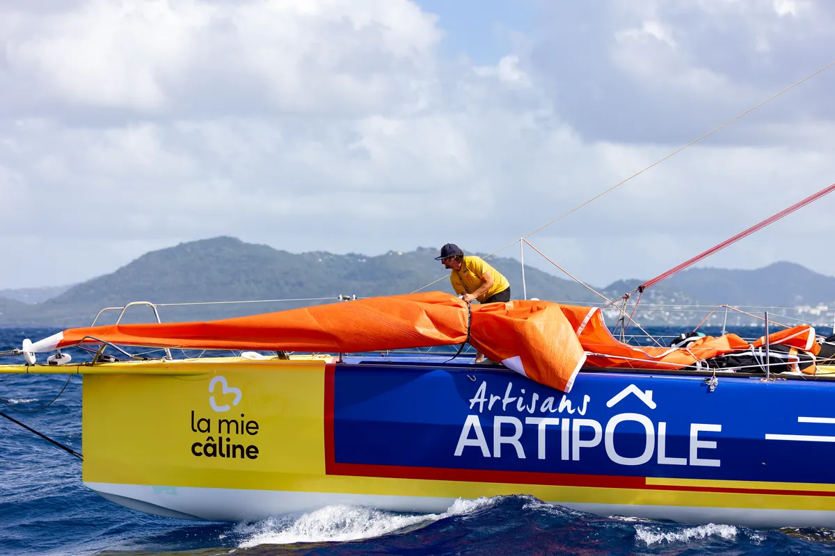 LE MARIN, MARTINIQUE - 12 FEVRIER 2025 : Arnaud Boissières (FRA), skipper de La Mie Caline, arrive au Marin, Martinique, sous gréement de fortune après un démâtage lors du Vendée Globe, le 12 février 2025 aux Sables d'Olonne, France - (Photo Marc Marsillon / Vendée Globe)