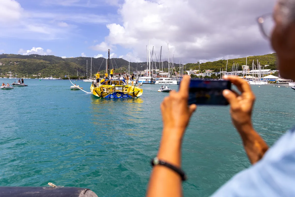 LE MARIN, MARTINIQUE - 12 FEVRIER 2025 : Arnaud Boissières (FRA), skipper de La Mie Caline, arrive au Marin, Martinique, sous gréement de fortune après un démâtage lors du Vendée Globe, le 12 février 2025 aux Sables d'Olonne, France - (Photo Marc Marsillon / Vendée Globe)