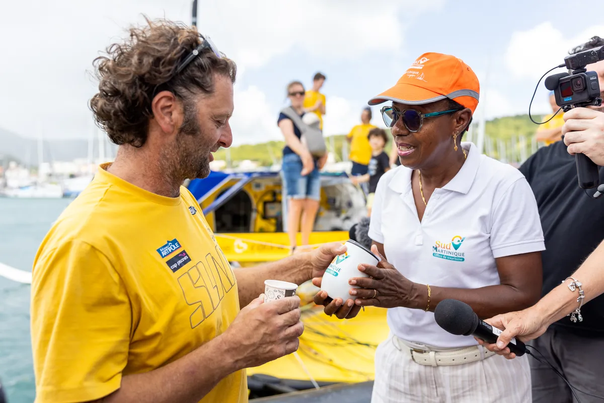 LE MARIN, MARTINIQUE - 12 FEVRIER 2025 : Arnaud Boissières (FRA), skipper de La Mie Caline, arrive au Marin, Martinique, sous gréement de fortune après un démâtage lors du Vendée Globe, le 12 février 2025 aux Sables d'Olonne, France - (Photo Marc Marsillon / Vendée Globe)
