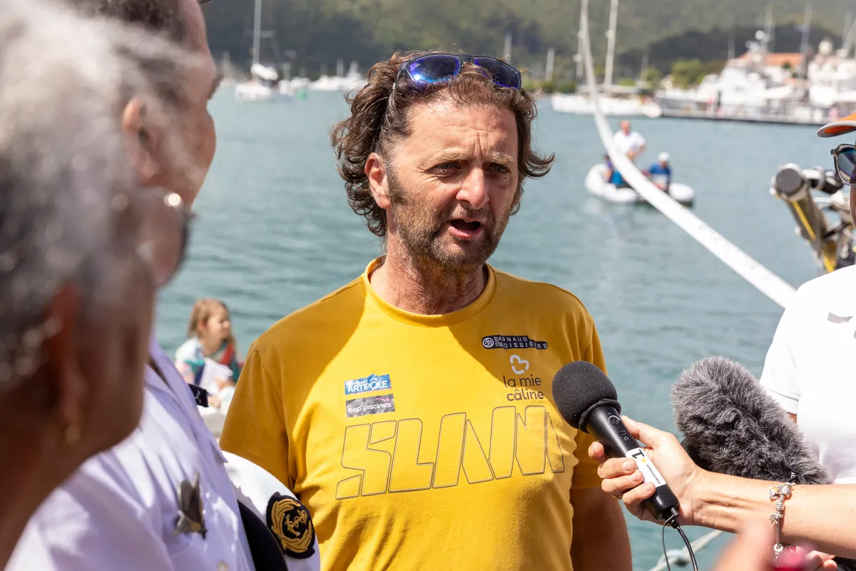 LE MARIN, MARTINIQUE - 12 FEVRIER 2025 : Arnaud Boissières (FRA), skipper de La Mie Caline, arrive au Marin, Martinique, sous gréement de fortune après un démâtage lors du Vendée Globe, le 12 février 2025 aux Sables d'Olonne, France - (Photo Marc Marsillon / Vendée Globe)