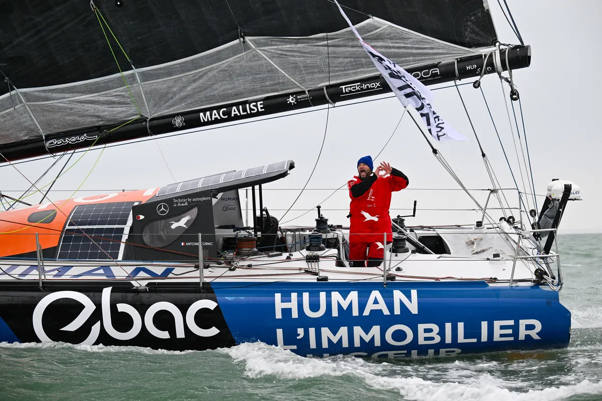 LES SABLES D'OLONNE, FRANCE - 14 FEVRIER 2025 : Le skipper de HUMAN Immobilier Antoine Cornic (FRA) est photographié en train de prendre la 28ème place du Vendée Globe, le 14 février 2025 aux Sables d'Olonne, France - (Photo by Jean-Louis Carli / Alea)