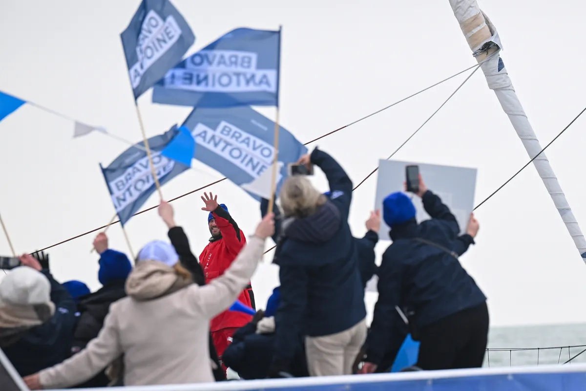 LES SABLES D'OLONNE, FRANCE - 14 FEVRIER 2025 : Le skipper de HUMAN Immobilier Antoine Cornic (FRA) est félicité par son équipe et ses partenaires après avoir pris la 28e place du Vendée Globe, le 14 février 2025 aux Sables d'Olonne, France - (Photo by Vincent Curutchet / Alea)