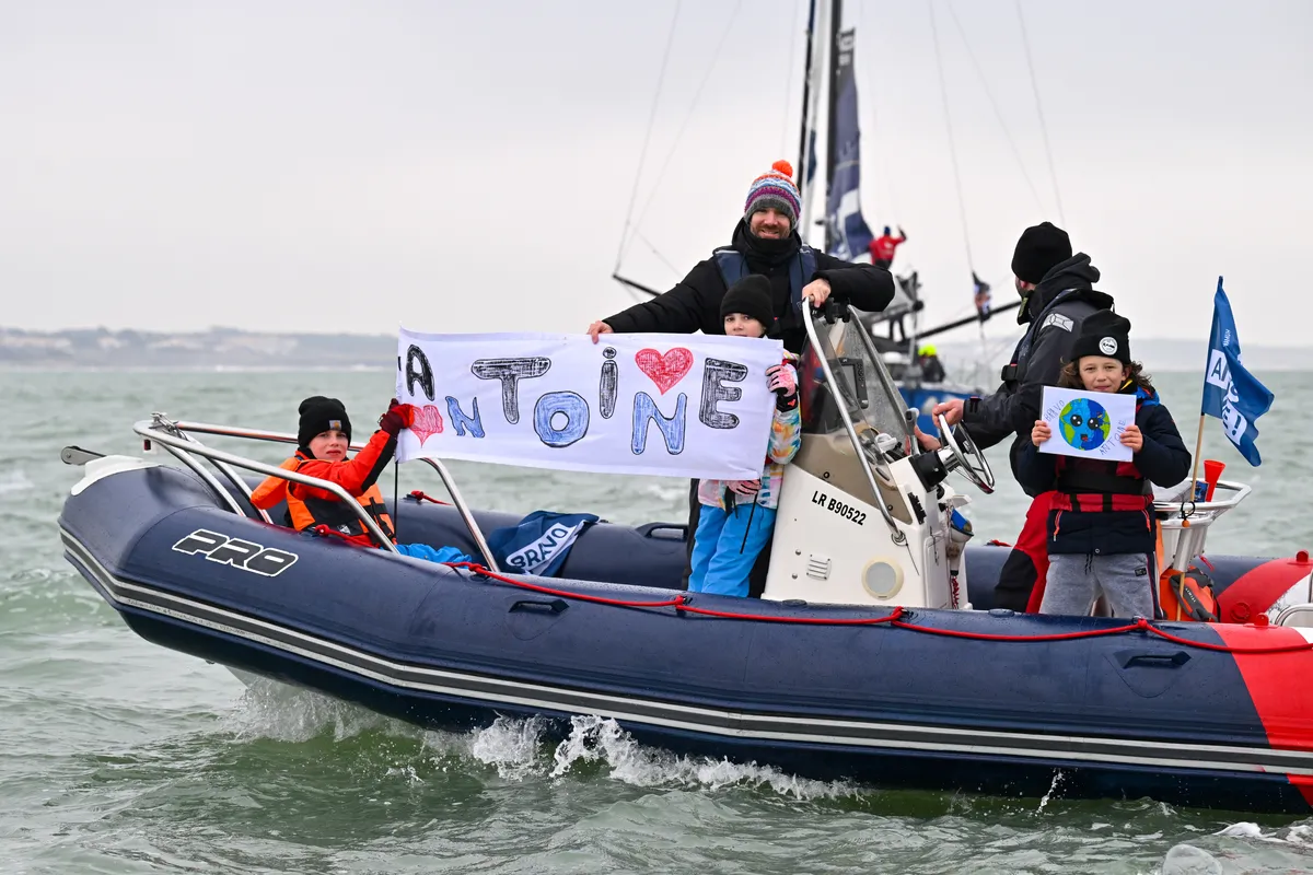 LES SABLES D'OLONNE, FRANCE - 14 FEVRIER 2025 : Le skipper de HUMAN Immobilier Antoine Cornic (FRA) est accueilli par des enfants après avoir pris la 28e place du Vendée Globe, le 14 février 2025 aux Sables d'Olonne, France - (Photo by Jean-Louis Carli / Alea)