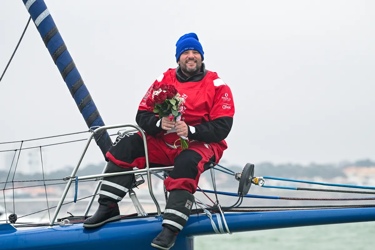 LES SABLES D'OLONNE, FRANCE - 14 FEVRIER 2025 : Le skipper de HUMAN Immobilier Antoine Cornic (FRA) est photographié avec des roses après avoir pris la 28e place du Vendée Globe, le 14 février 2025 aux Sables d'Olonne, France - (Photo by Vincent Curutchet / Alea)
