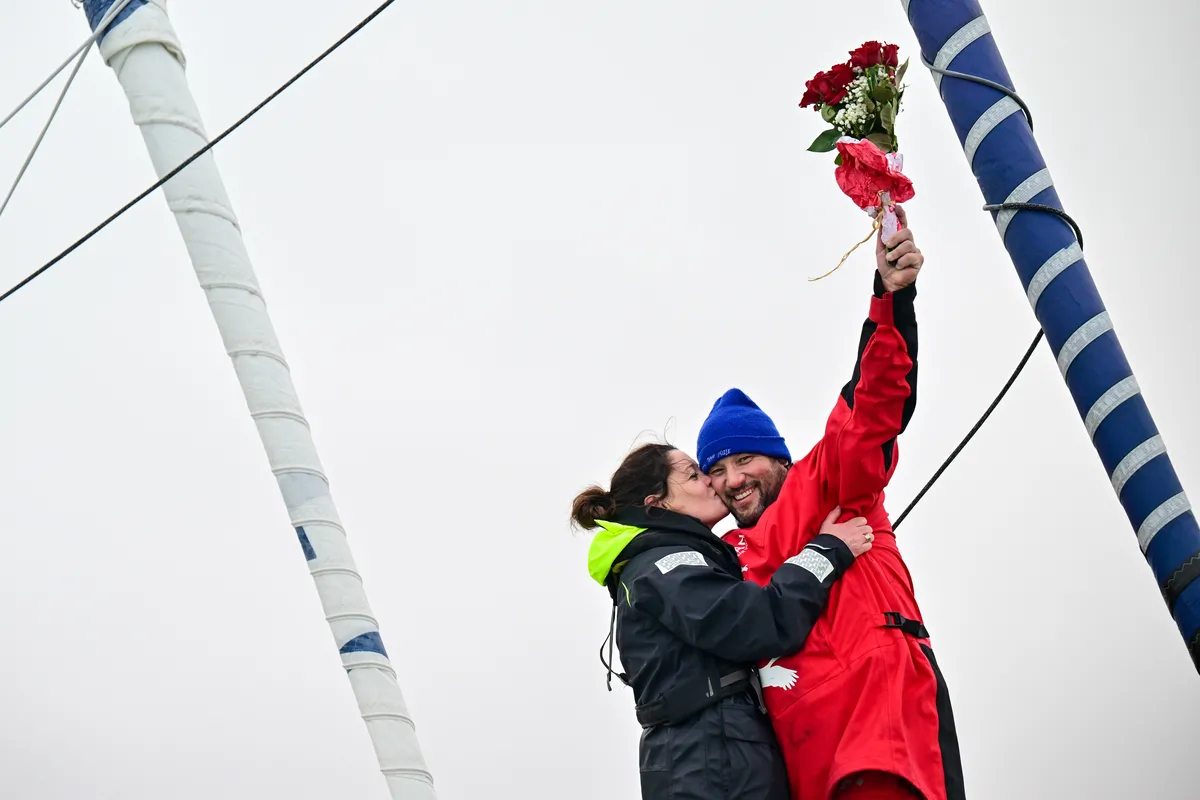 LES SABLES D'OLONNE, FRANCE - 14 FEVRIER 2025 : Le skipper de HUMAN Immobilier Antoine Cornic (FRA) est photographié avec sa femme après avoir pris la 28e place du Vendée Globe, le 14 février 2025 aux Sables d'Olonne, France - (Photo by Jean-Louis Carli / Alea)