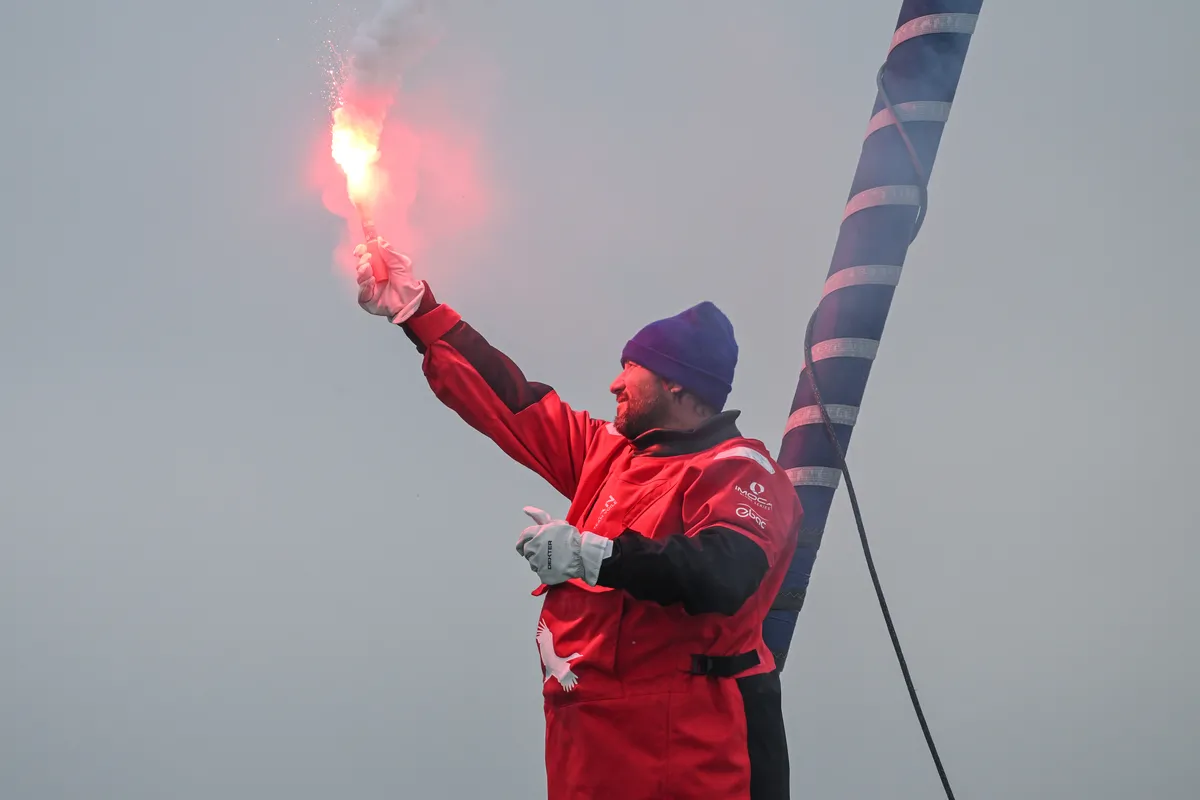 LES SABLES D'OLONNE, FRANCE - 14 FEVRIER 2025 : Le skipper de HUMAN Immobilier Antoine Cornic (FRA) fête avec des fusées éclairantes sa 28ème place dans le Vendée Globe, le 14 février 2025 aux Sables d'Olonne, France - (Photo by Vincent Curutchet / Alea)