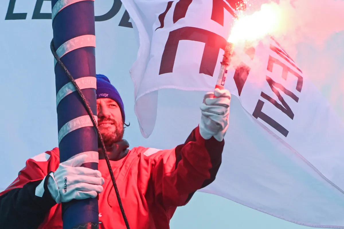 LES SABLES D'OLONNE, FRANCE - 14 FEVRIER 2025 : Le skipper de HUMAN Immobilier Antoine Cornic (FRA) fête avec des fusées éclairantes sa 28ème place dans le Vendée Globe, le 14 février 2025 aux Sables d'Olonne, France - (Photo by Vincent Curutchet / Alea)