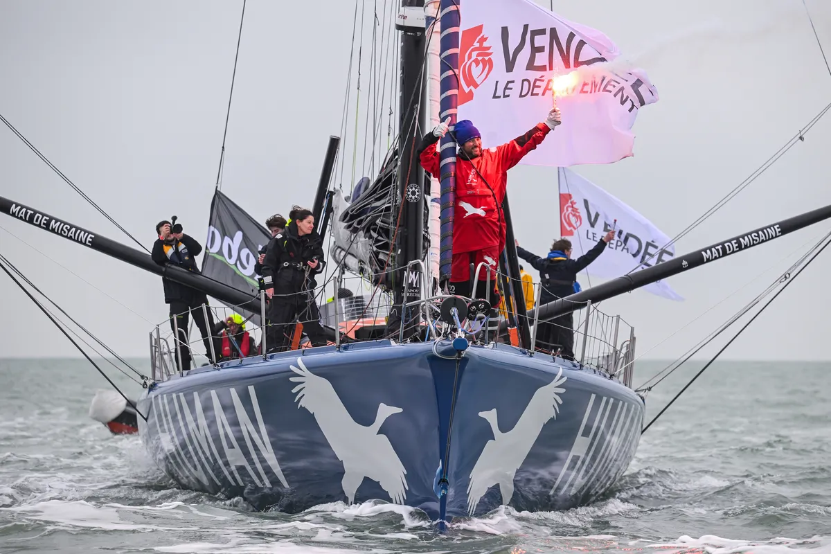 LES SABLES D'OLONNE, FRANCE - 14 FEVRIER 2025 : Le skipper de HUMAN Immobilier Antoine Cornic (FRA) fête avec des fusées éclairantes sa 28ème place dans le Vendée Globe, le 14 février 2025 aux Sables d'Olonne, France - (Photo by Vincent Curutchet / Alea)