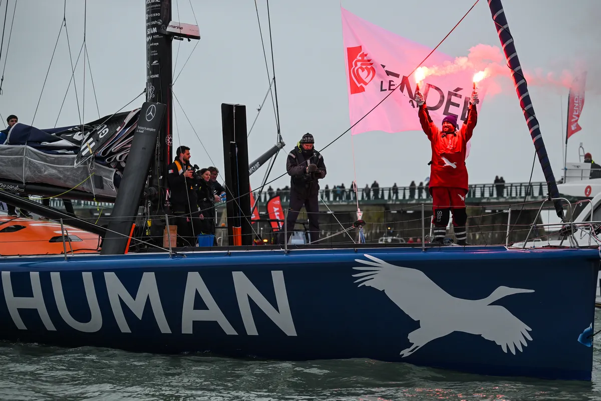 LES SABLES D'OLONNE, FRANCE - 14 FEVRIER 2025 : Le skipper de HUMAN Immobilier Antoine Cornic (FRA) fête avec des fusées éclairantes sa 28ème place dans le Vendée Globe, le 14 février 2025 aux Sables d'Olonne, France - (Photo by Vincent Curutchet / Alea)