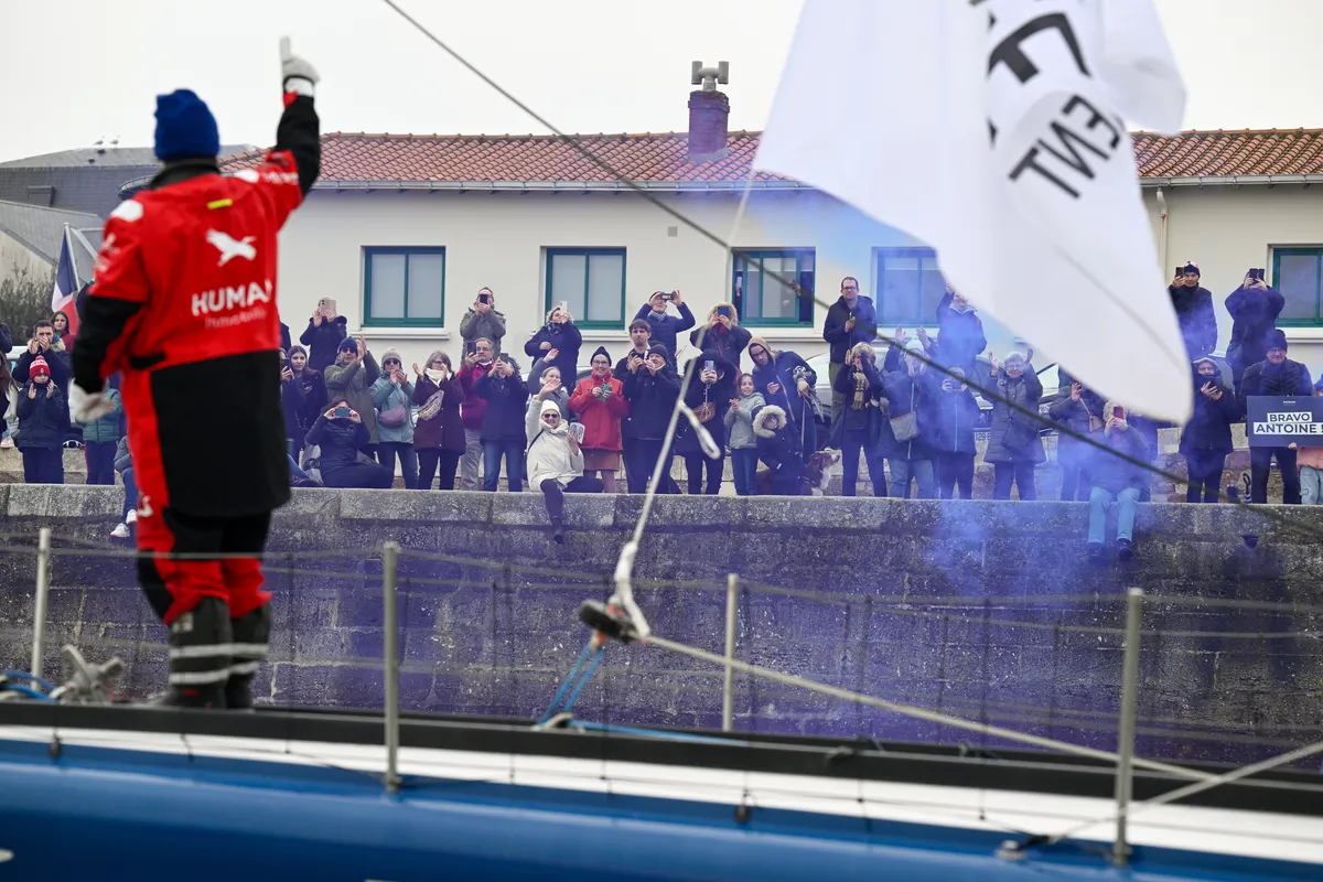 LES SABLES D'OLONNE, FRANCE - 14 FEVRIER 2025 : Le skipper de HUMAN Immobilier Antoine Cornic (FRA) fête avec des fusées éclairantes sa 28ème place dans le Vendée Globe, le 14 février 2025 aux Sables d'Olonne, France - (Photo by Jean-Louis Carli / Alea)