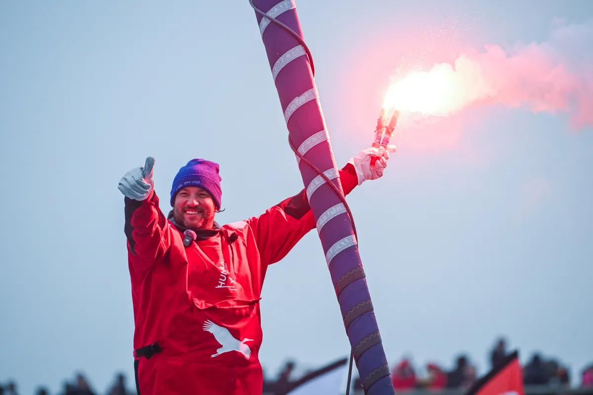 LES SABLES D'OLONNE, FRANCE - 14 FEVRIER 2025 : Le skipper de HUMAN Immobilier Antoine Cornic (FRA) fête avec des fusées éclairantes sa 28ème place dans le Vendée Globe, le 14 février 2025 aux Sables d'Olonne, France - (Photo by Vincent Curutchet / Alea)