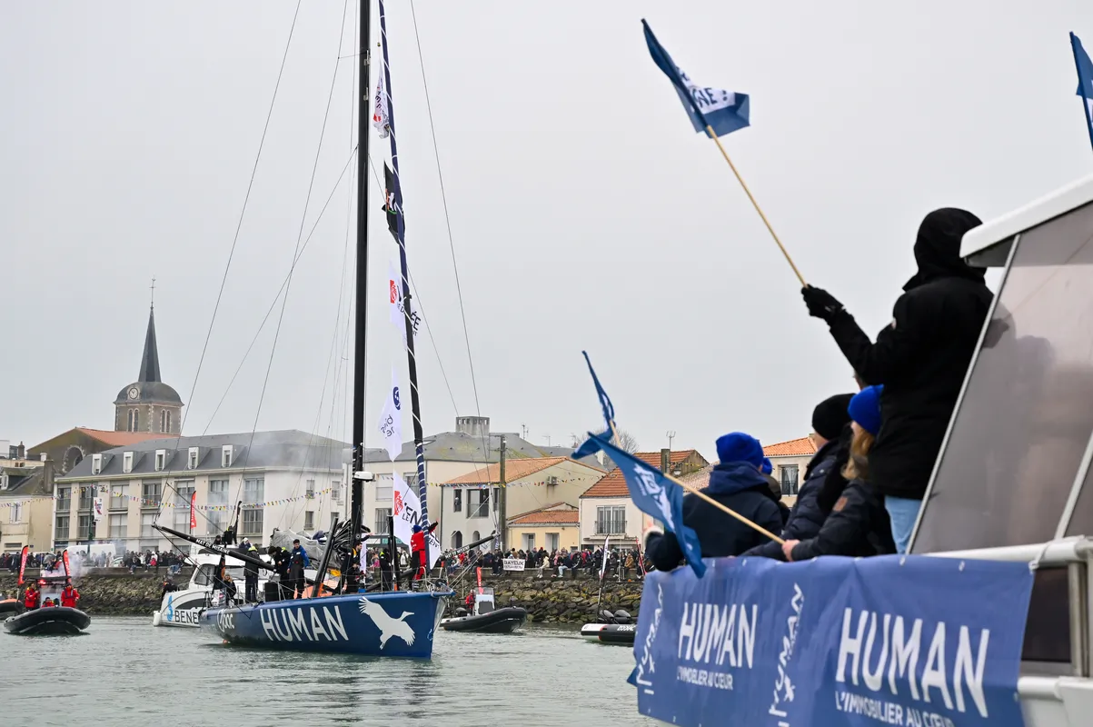 LES SABLES D'OLONNE, FRANCE - 14 FEVRIER 2025 : Le skipper de HUMAN Immobilier Antoine Cornic (FRA) est photographié après avoir pris la 28e place du Vendée Globe, le 14 février 2025 aux Sables d'Olonne, France - (Photo by Jean-Louis Carli / Alea)