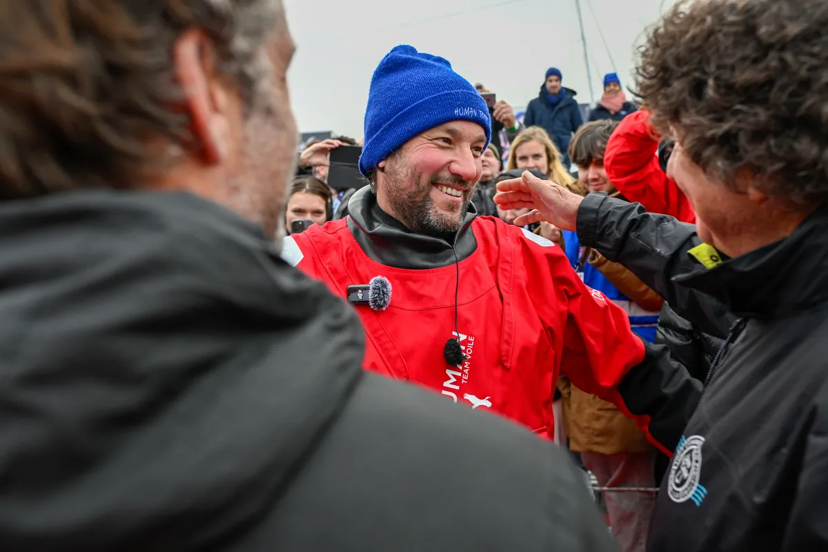 LES SABLES D'OLONNE, FRANCE - 14 FEVRIER 2025 : Antoine Cornic (FRA), skipper de HUMAN Immobilier, est félicité par Jean le Cam (FRA), skipper de Tout Commence en Finistère - Armor Lux, après avoir pris la 28e place du Vendée Globe, le 14 février 2025 aux Sables d'Olonne, France - (Photo by Jean-Louis Carli / Alea)