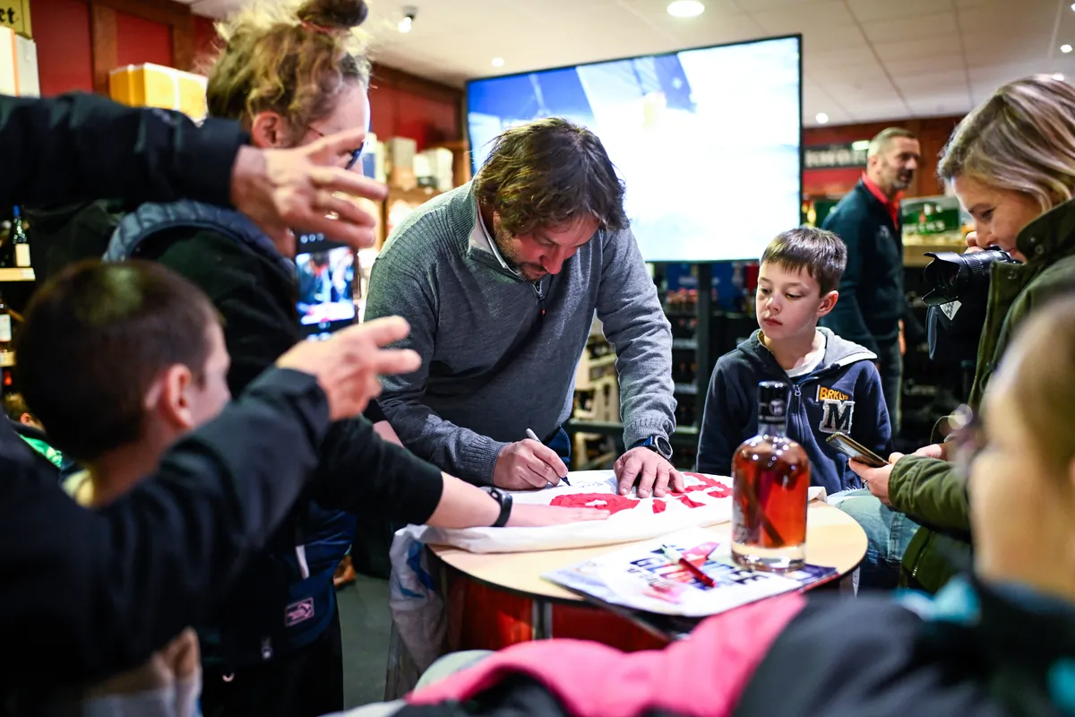LES SABLES D'OLONNE, FRANCE - 15 FEVRIER 2025 : Le skipper de HUMAN Immobilier Antoine Cornic (FRA) signe des autographes au Skippers Finishers Club du Vendée Globe, le 15 février 2025 aux Sables d'Olonne, France - (Photo by Jean-Louis Carli / Alea)